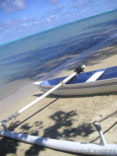 7_Moorea_1905 _pirogue Notre pirogue a disposition devant le Fare.